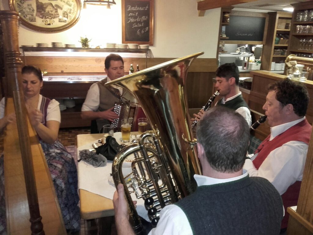 Die Müchhanseimusi spielt beim musikalischen Dämmerschoppen im Altwirt Piding