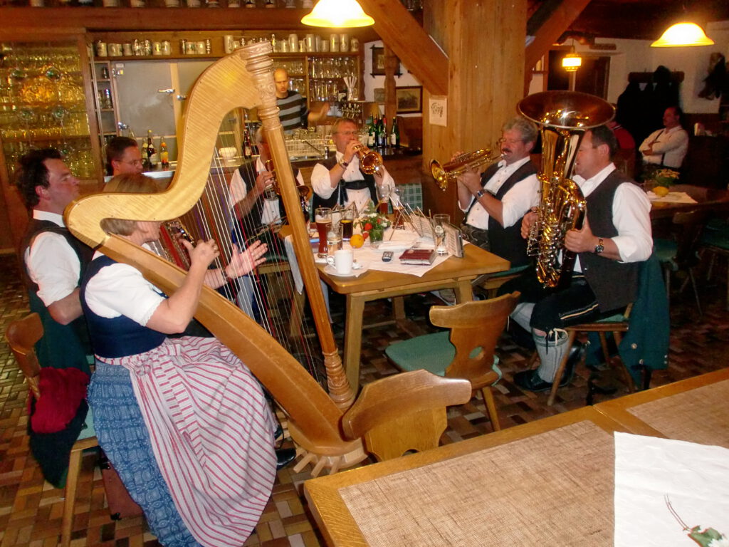 Die Bockstoamusi spielt beim musikalischen Dämmerschoppen im Altwirt Piding