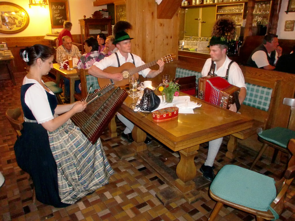 Peter Kurzmeier und Freunde spielen im Rahmen der musikalischen Dämmerschoppen im Altwirt Piding.